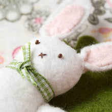 Charger l'image dans la galerie, Kit de bricolage miniature en feutre de lapin dans une carotte : anglais