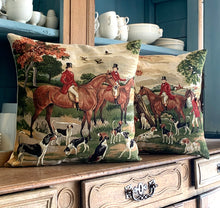 Charger l'image dans la galerie, Housse de coussin Foxhunt - Orientation gauche ou droite