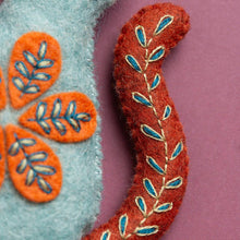 Load image into Gallery viewer, Folk Cat Felt Craft Mini Kit: English