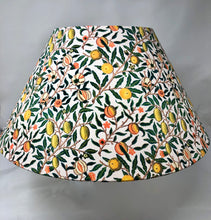 Charger l&#39;image dans la galerie, Petit fruit - Orange/jaune - 17,5&quot;x8,75&quot; Empire Shade - Intérieur blanc/William Morris