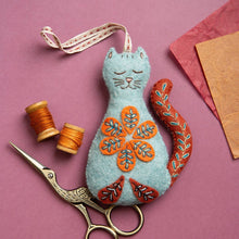 Load image into Gallery viewer, Folk Cat Felt Craft Mini Kit: English