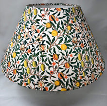 Charger l&#39;image dans la galerie, Petit fruit - Orange/jaune - 17,5&quot;x8,75&quot; Empire Shade - Intérieur blanc/William Morris