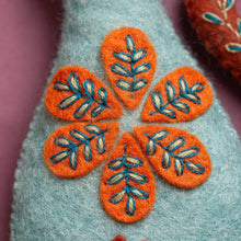 Load image into Gallery viewer, Folk Cat Felt Craft Mini Kit: English