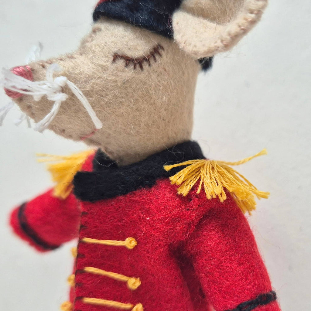 Little Mouse, the Nutcracker: English