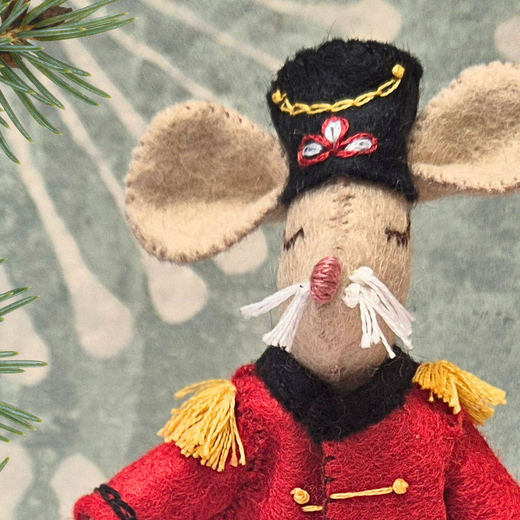 Little Mouse, the Nutcracker: English
