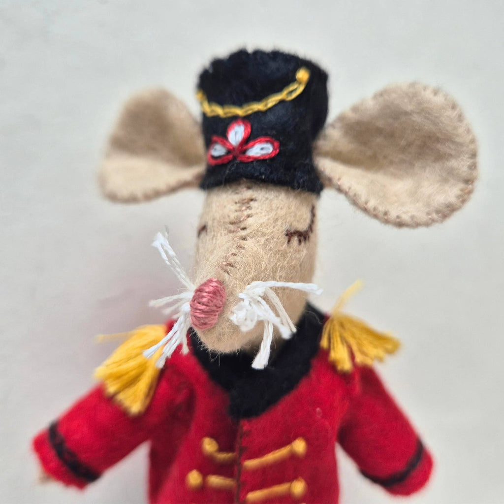 Little Mouse, the Nutcracker: English