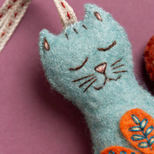 Load image into Gallery viewer, Folk Cat Felt Craft Mini Kit: English