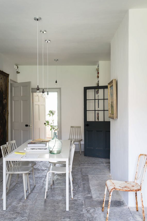 A room painted in Ammonite.
