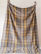 Charger l'image dans la galerie, Laine recyclée King Size en tartan naturel Buchanan